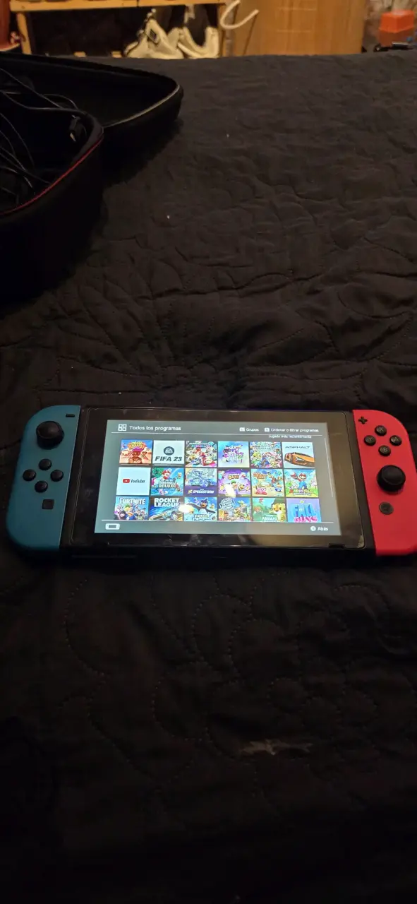 Consola Nintendo Switch con Joy-Con rojo y azul - 3