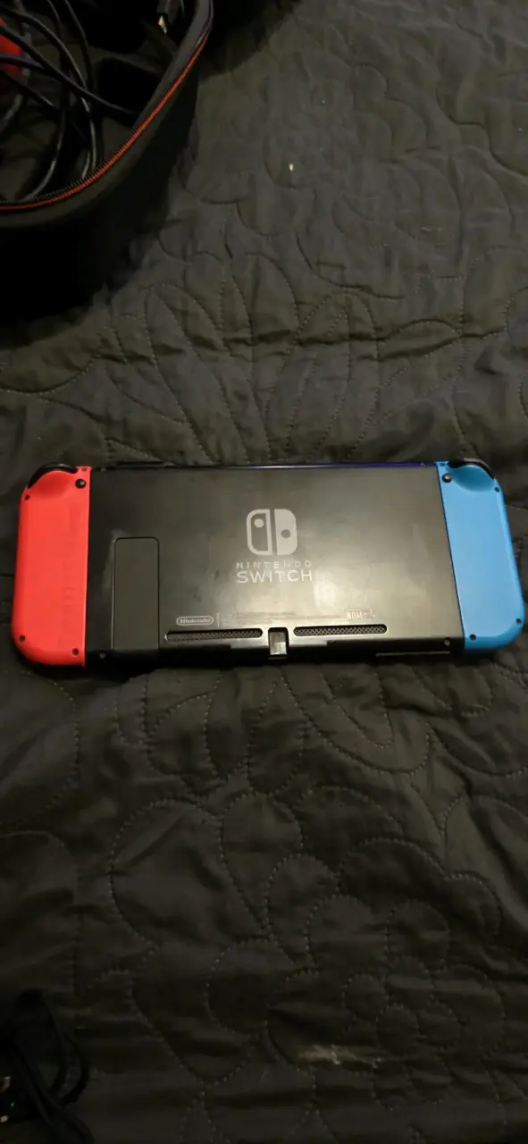 Consola Nintendo Switch con Joy-Con rojo y azul - 4