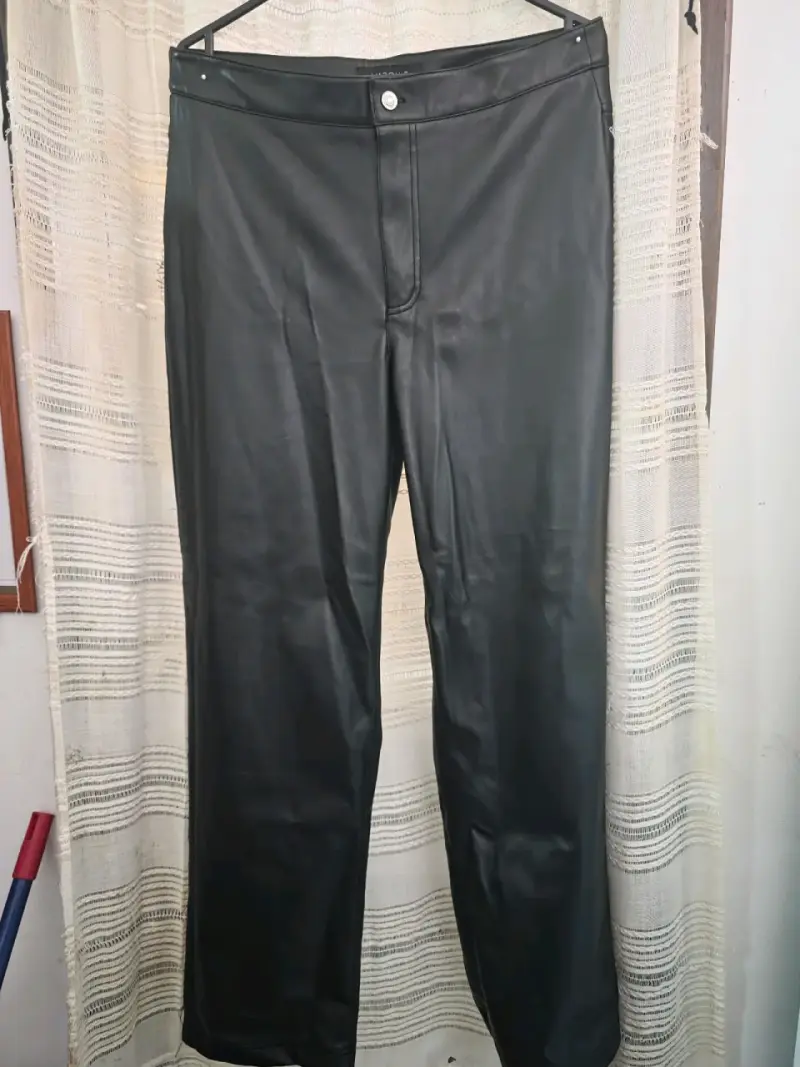 Pantalones de cuero sintético negros para mujer - 1