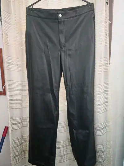 Pantalones de cuero sintético negros para mujer - miniatura 1