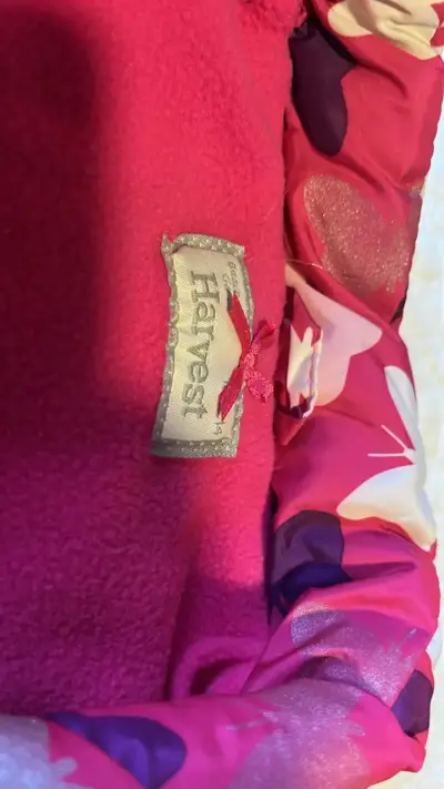 Chaleco sin mangas para niña con diseño de mariposas - miniatura 2