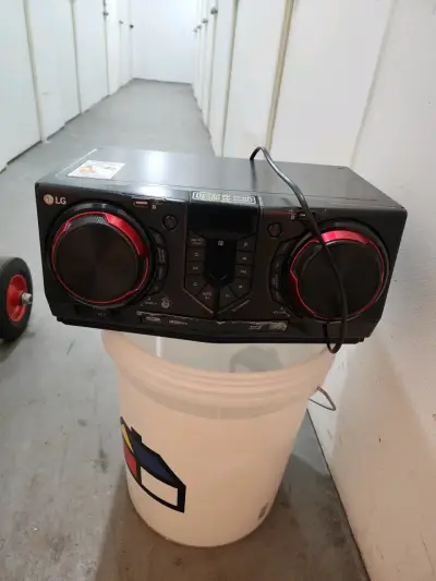 Sistema de sonido LG con altavoces potentes - miniatura 1