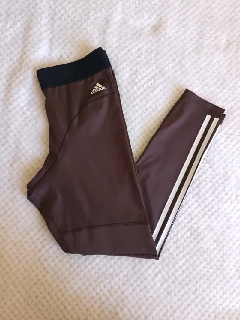Leggings deportivos marrones Adidas con franjas - 1