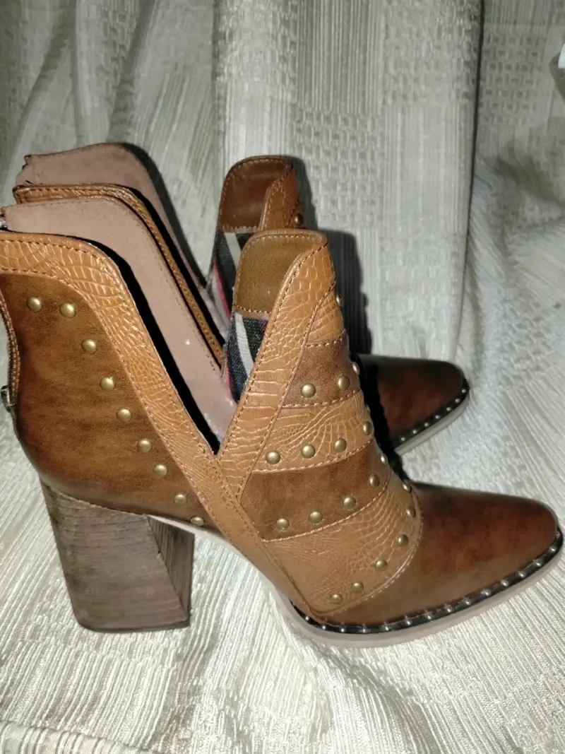 Botines de cuero marrón con tacón alto y tachuelas - 1