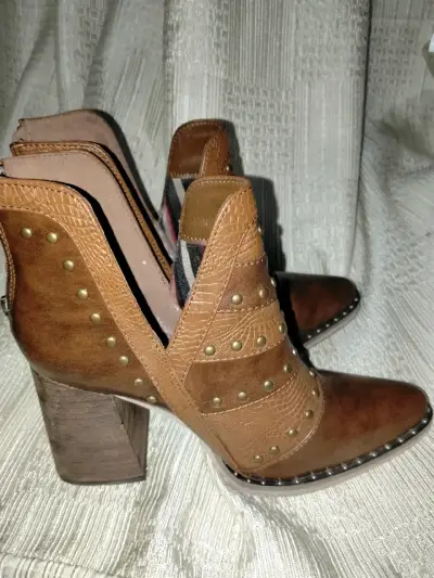 Botines de cuero marrón con tacón alto y tachuelas - miniatura 1