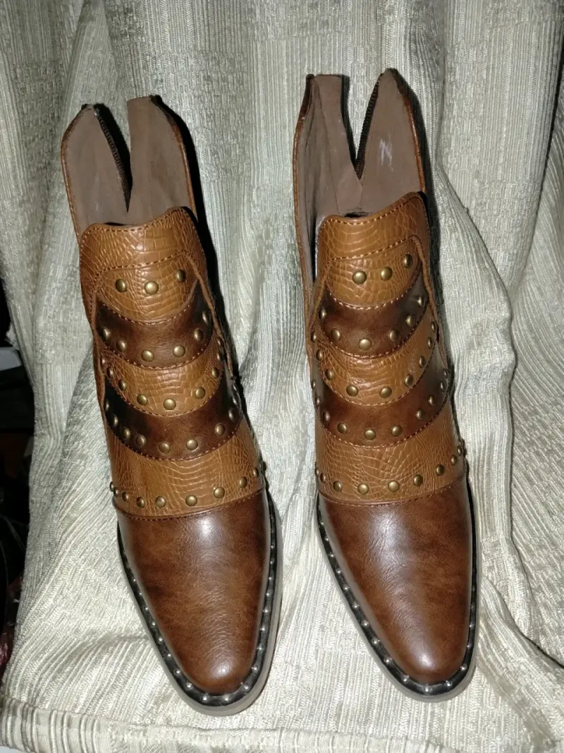 Botines de cuero marrón con tacón alto y tachuelas - 2