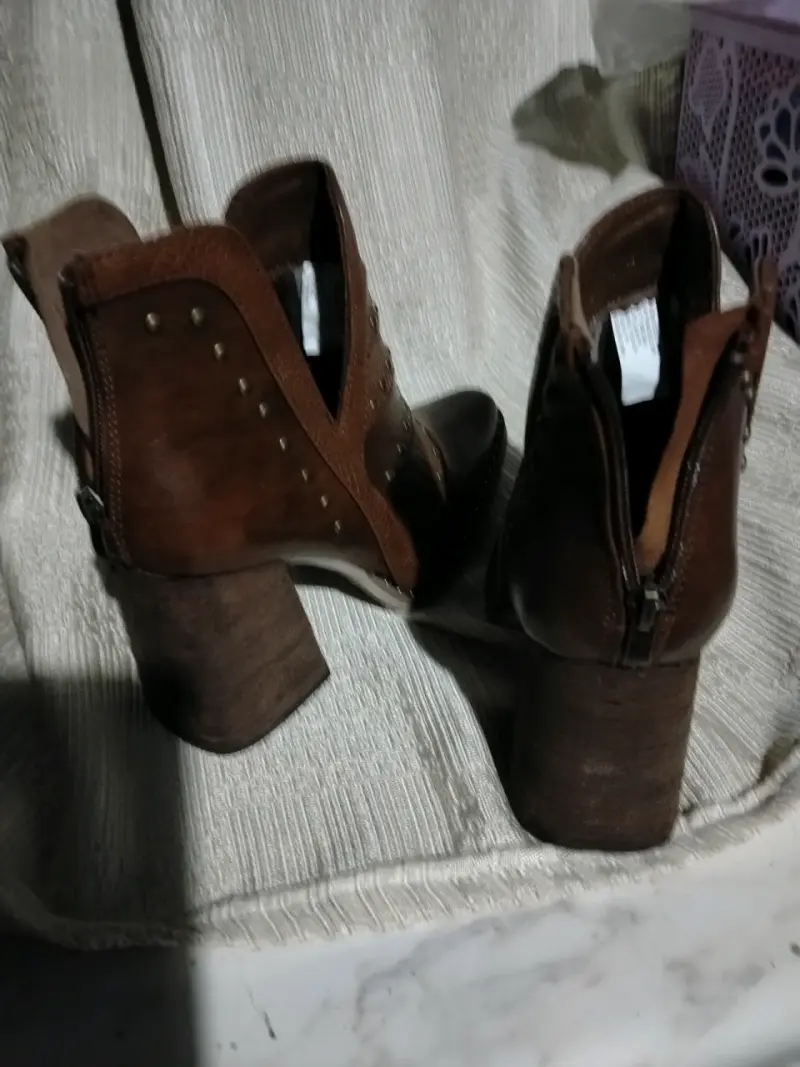 Botines de cuero marrón con tacón alto y tachuelas - 3