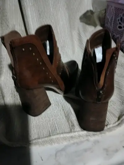 Botines de cuero marrón con tacón alto y tachuelas - miniatura 3
