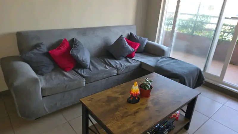 Sofá seccional gris con cojines más par de pufs - 2