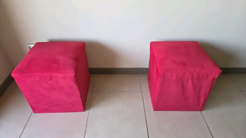 Sofá seccional gris con cojines más par de pufs - 3