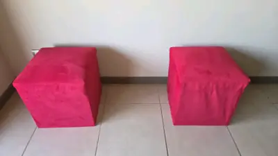 Sofá seccional gris con cojines más par de pufs - miniatura 3
