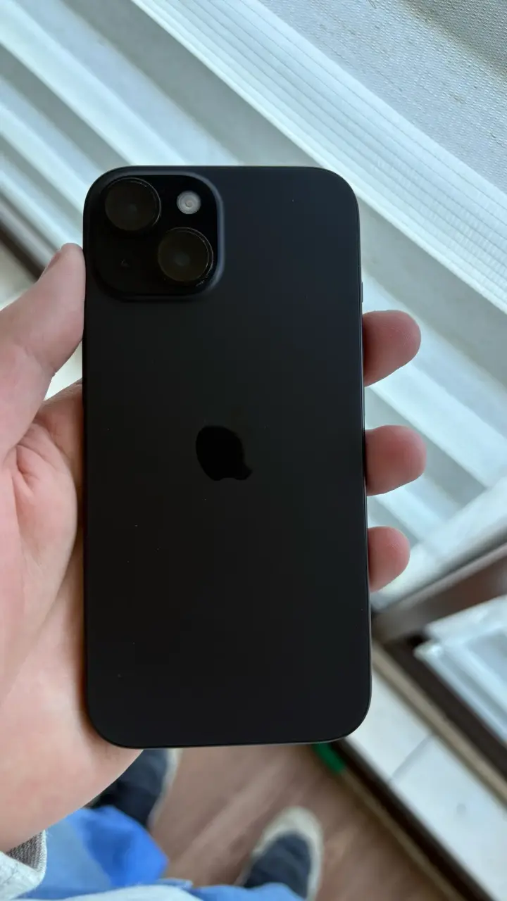 iPhone 15  en excelente estado - 3