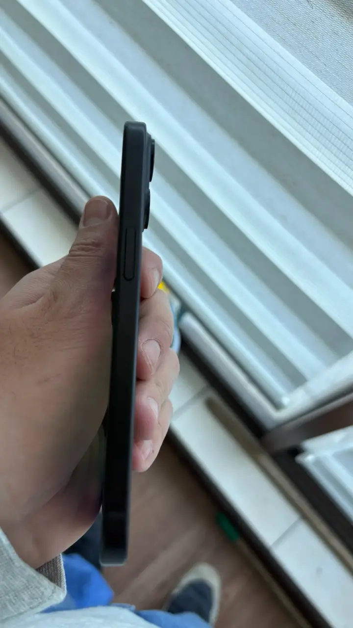 iPhone 15  en excelente estado - 4