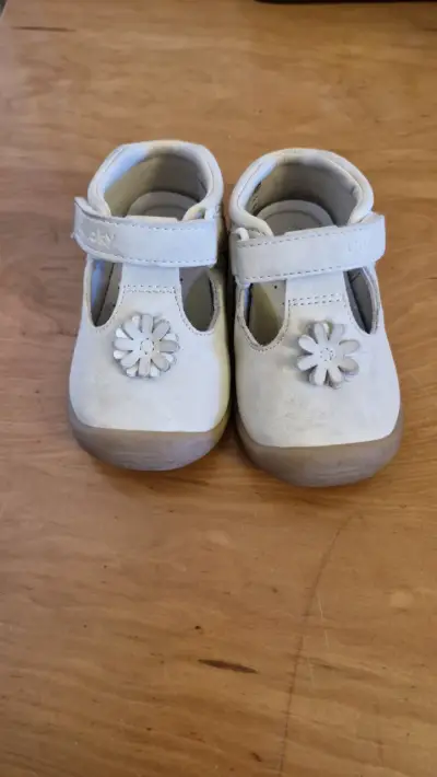 Zapatos de bebé beige con diseño floral - miniatura 1