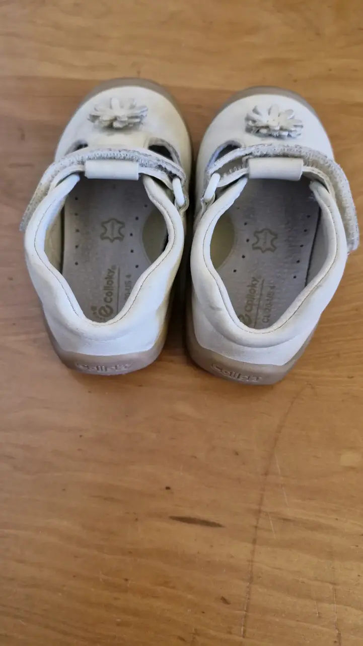 Zapatos de bebé beige con diseño floral - 2