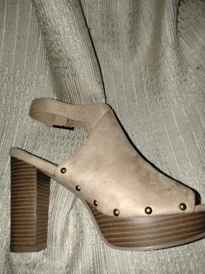 Zuecos de tacón alto beige con hebilla - miniatura 1