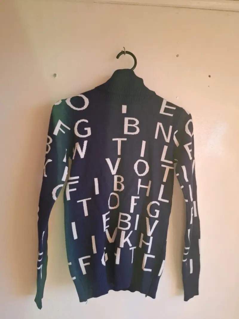 Suéter de cuello alto con letras estampadas - 1