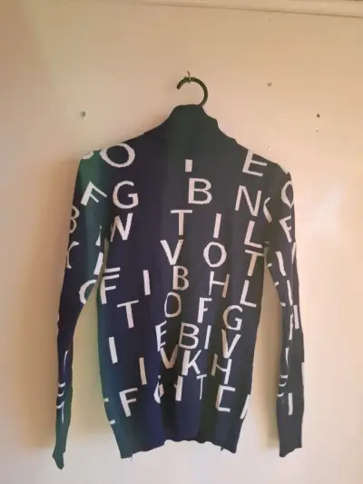 Suéter de cuello alto con letras estampadas - miniatura 1