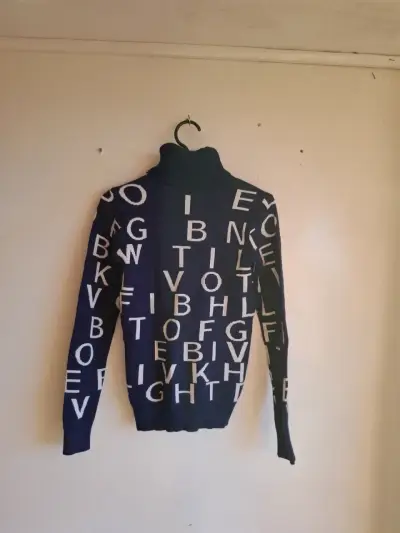 Suéter de cuello alto con letras estampadas - miniatura 2