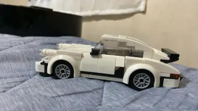 Auto de juguete de bloques blanco porche 911 - miniatura 1