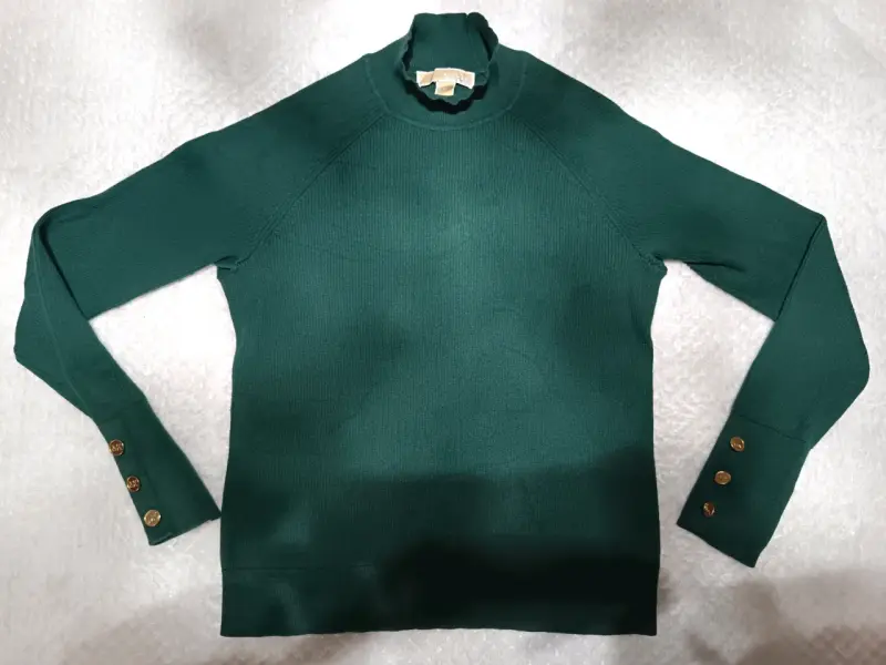 Suéter verde Michael Kors con botones dorados - 1