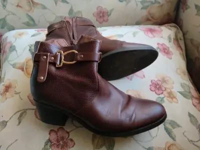 Botines de cuero marrón con hebilla decorativa - miniatura 2