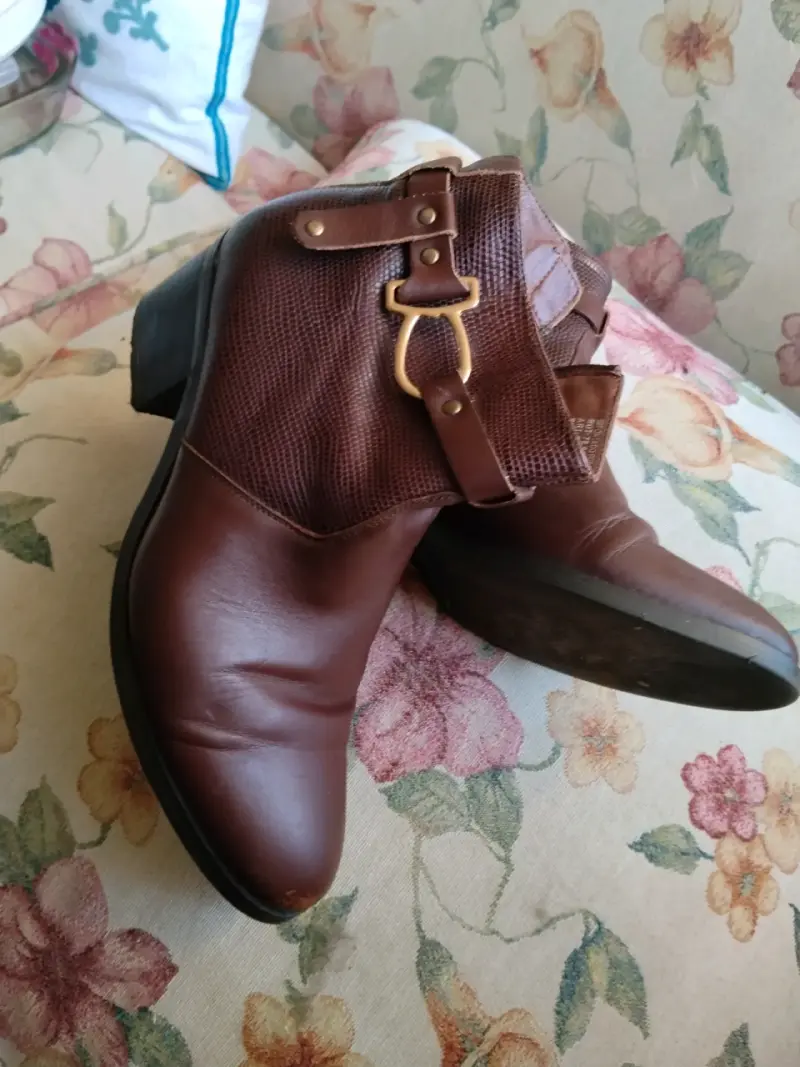 Botines de cuero marrón con hebilla decorativa - 5