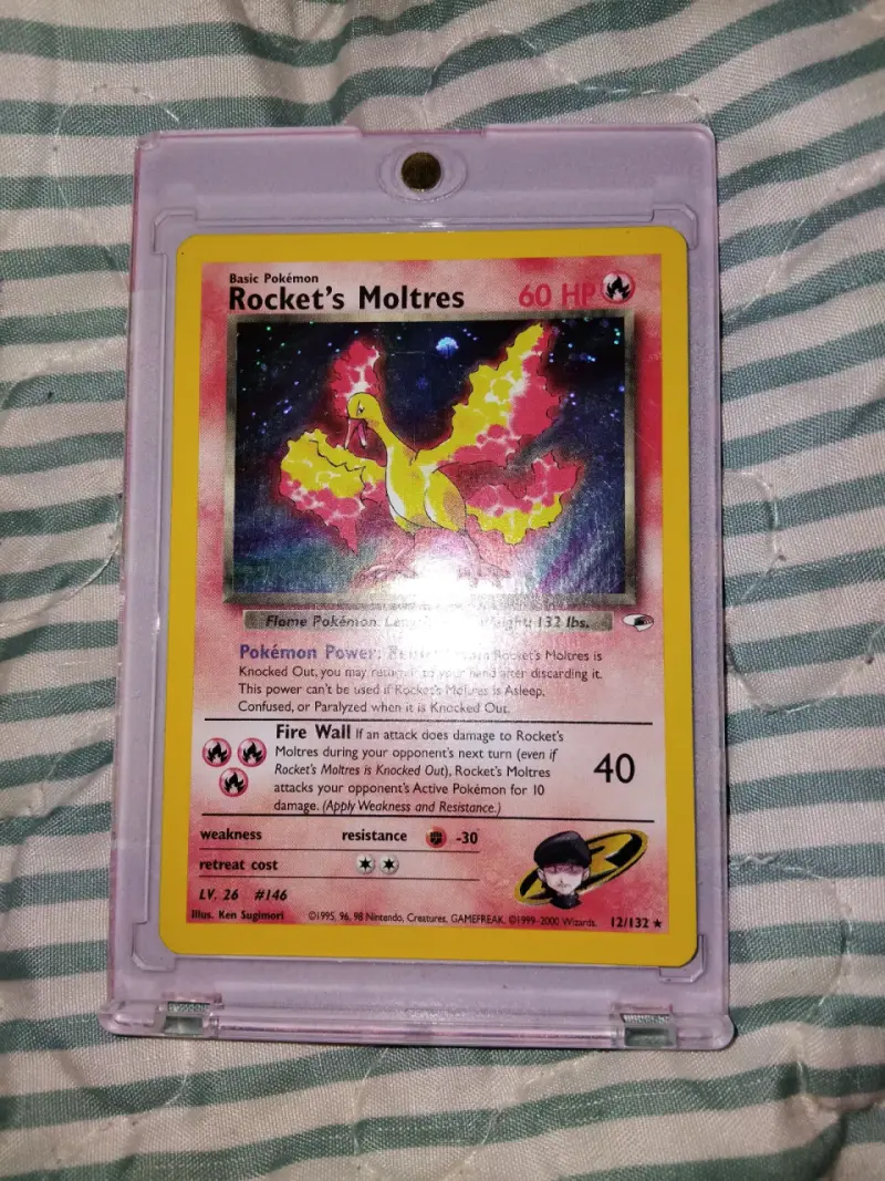 Carta Pokémon Rocket's Moltres en funda protectora - 1