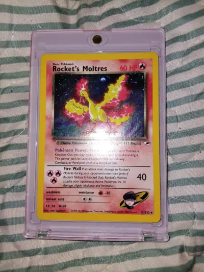 Carta Pokémon Rocket's Moltres en funda protectora - miniatura 1