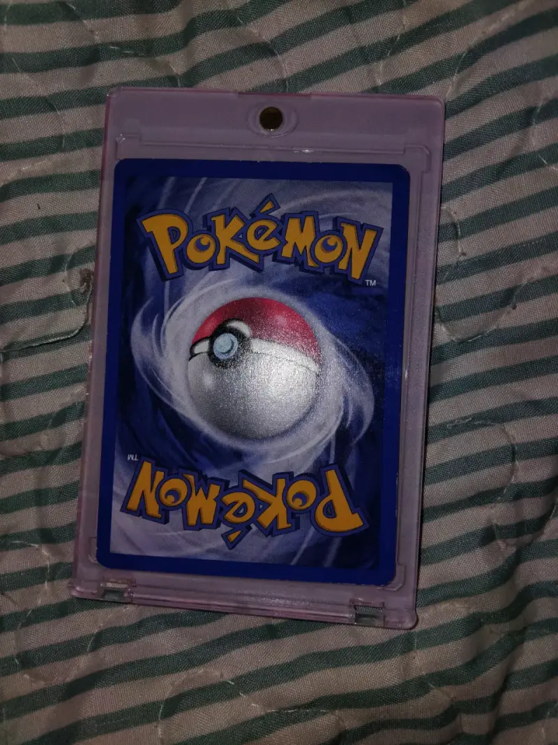 Carta Pokémon Rocket's Moltres en funda protectora - 2