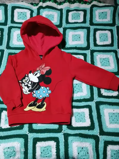 Polerón rojo con capucha Minnie Mouse para niños - miniatura 1