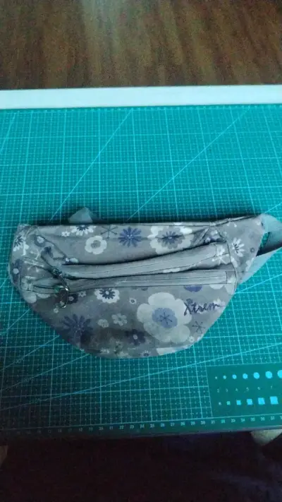 Riñonera floral gris con diseño Xtrem - miniatura 1