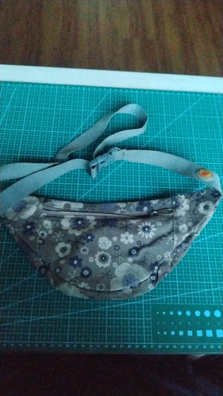 Riñonera floral gris con diseño Xtrem - 2