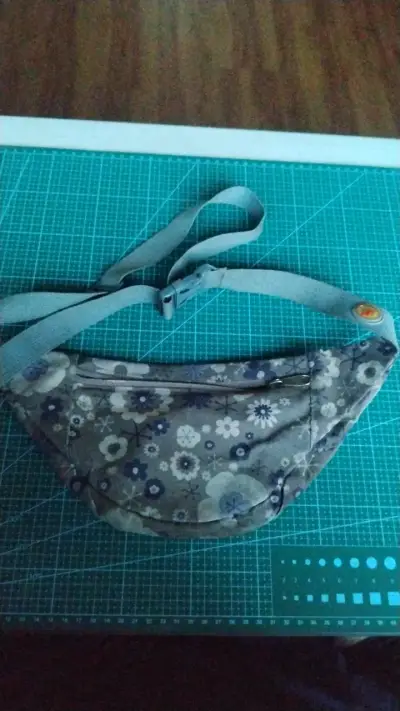 Riñonera floral gris con diseño Xtrem - miniatura 2
