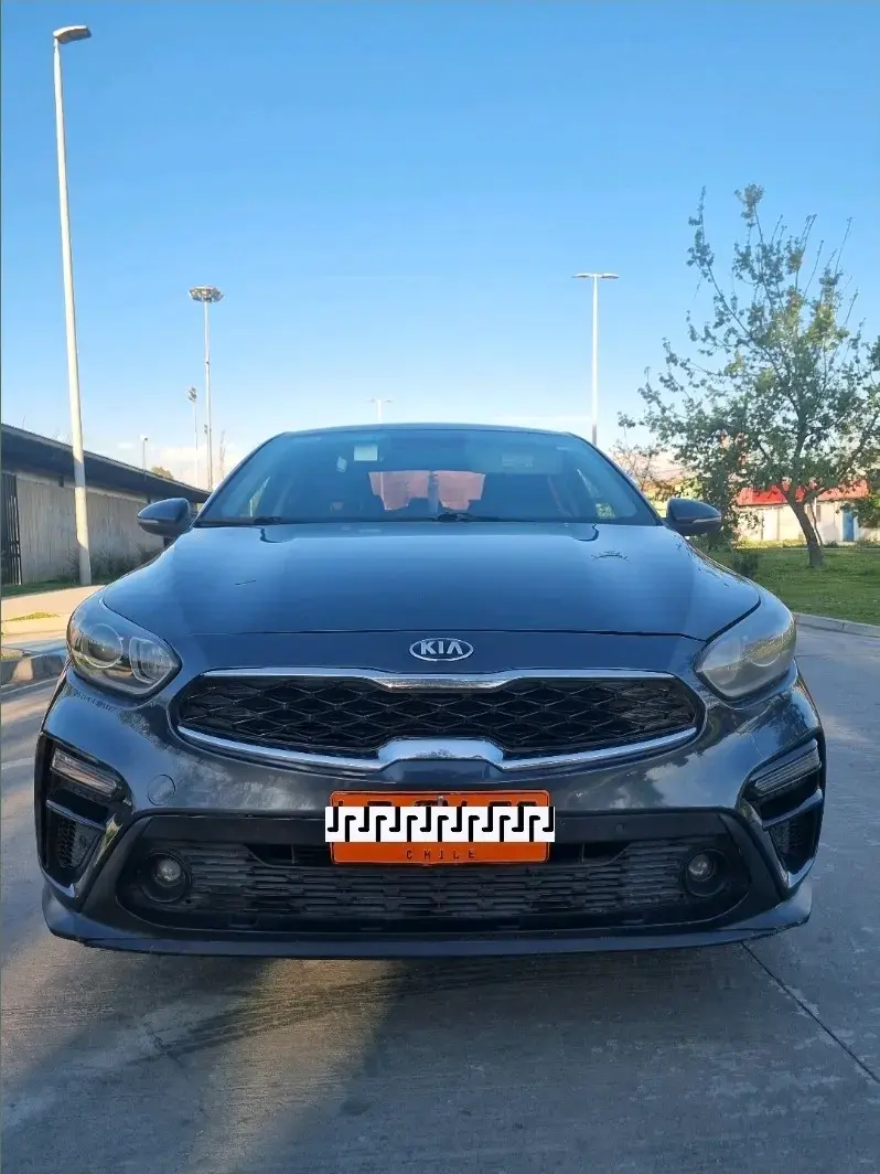 Auto Kia sedán en buen estado - 1