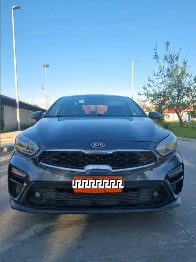 Auto Kia sedán en buen estado - miniatura 1