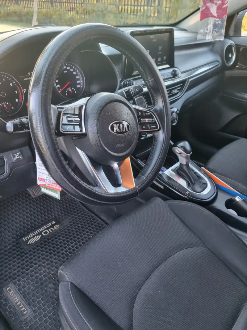 Auto Kia sedán en buen estado - 2