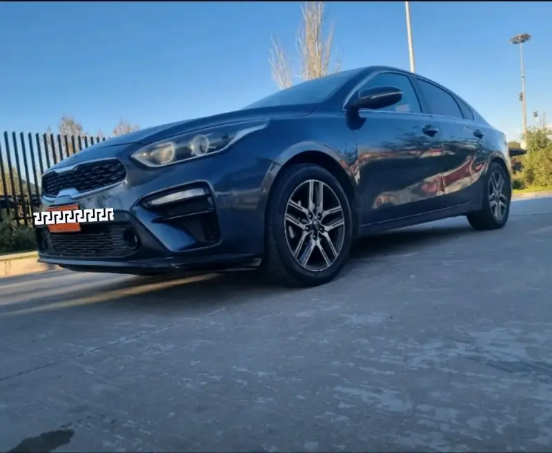 Auto Kia sedán en buen estado - 3