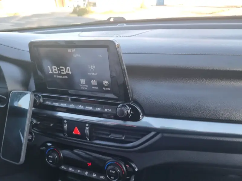 Auto Kia sedán en buen estado - 4