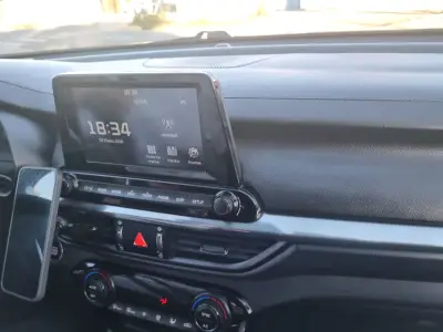 Auto Kia sedán en buen estado - miniatura 4
