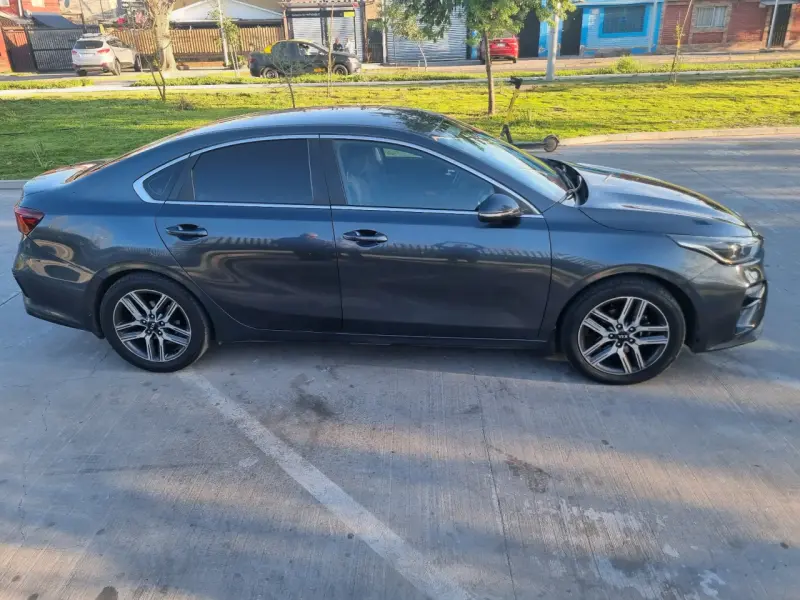Auto Kia sedán en buen estado - 5