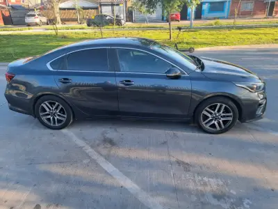 Auto Kia sedán en buen estado - miniatura 5