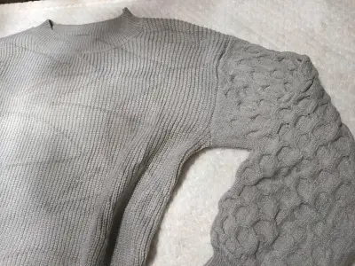 Suéter gris de punto con mangas texturizadas - miniatura 2
