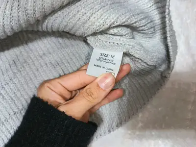 Suéter gris de punto con mangas texturizadas - miniatura 3