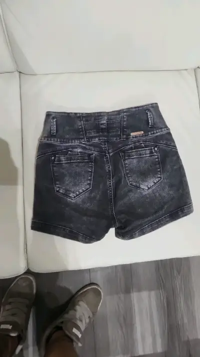 Shorts de mezclilla gris oscuro para mujer - miniatura 2