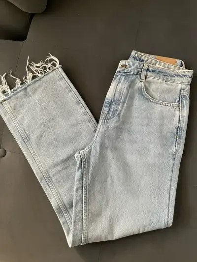 Jeans Zara celestes con ruedo deshilachado - miniatura 1