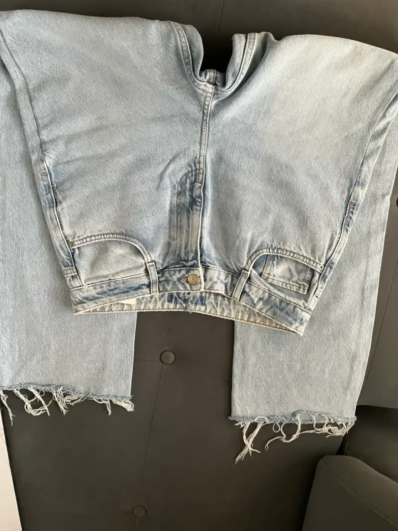 Jeans Zara celestes con ruedo deshilachado - 2