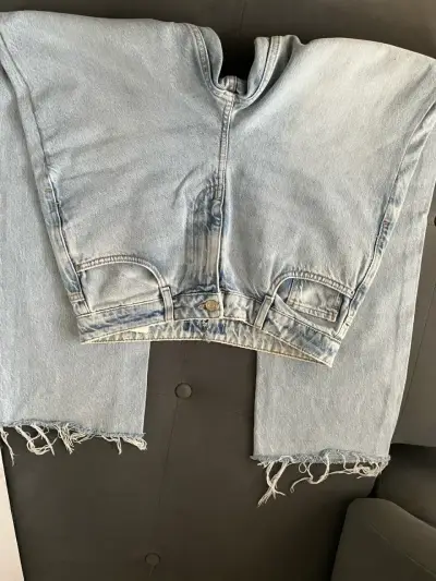 Jeans Zara celestes con ruedo deshilachado - miniatura 2