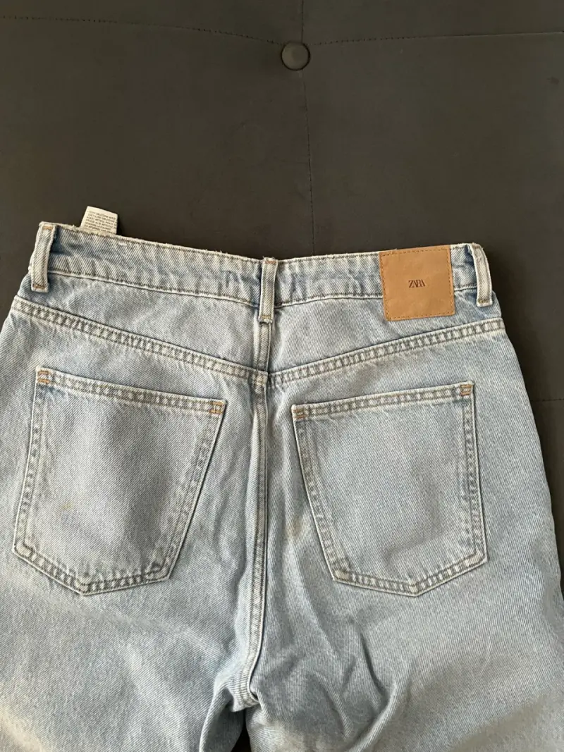Jeans Zara celestes con ruedo deshilachado - 3