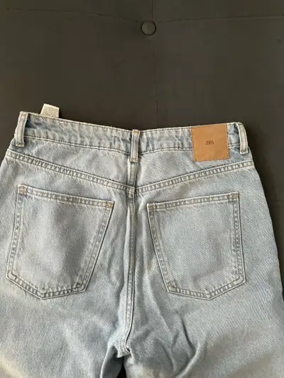 Jeans Zara celestes con ruedo deshilachado - miniatura 3